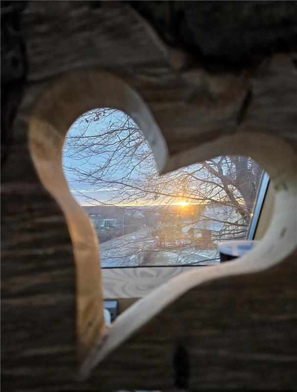 … da wird einem ganz warm ums Herz… Sonnenaufgang durch ein Deko-Holzherz gesehe...