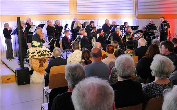 Das Harmonika-Orchester sorgte in der August-Leucht-Halle für musikalische Unterhaltung und ordentlich gute Stimmung bei dem zahlreich erschienenen Publikum. GB-Foto: Stadler