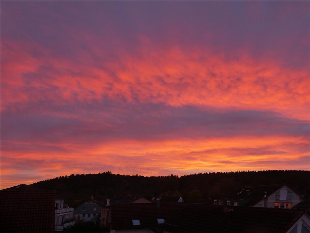 Das Morgenrot-Foto habe ich Heute Morgen, kurz nach 7 Uhr von meinem Dachfenster...