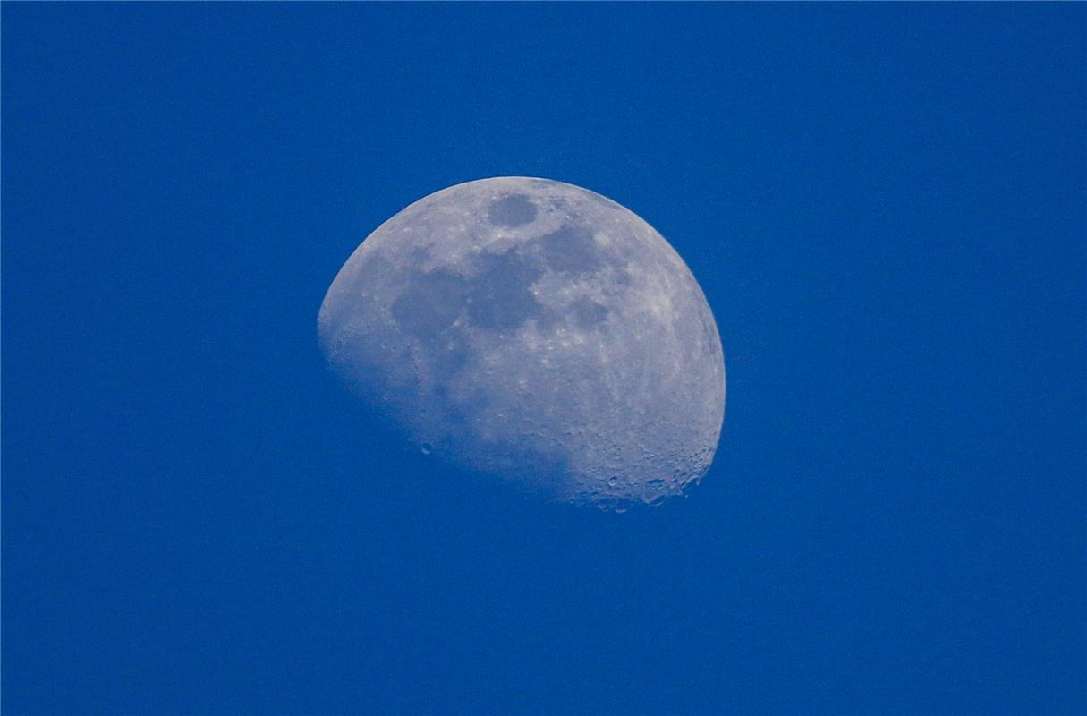 Der Mond am Nachmittag (19.03.24). Von Natalie Politz aus Hildrizhausen.