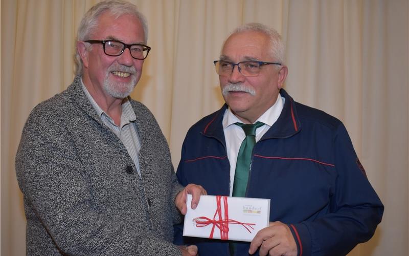 Der stellvertretende Bürgermeister Willi Gauß überreicht Robert Fritsch (rechts) für25 Jahre als erster Vorsitzender ein Präsent. GB-Foto: Gieseler