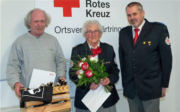 Edgar Schäfer (links) hält dem DRK-Ortsverein seit 50 Jahren die Treue, Renate Kottke sogar fünf Jahre länger. Beide wurden hierfür vom Vorsitzenden Bernd Gally geehrt. GB-Foto: Vecsey
