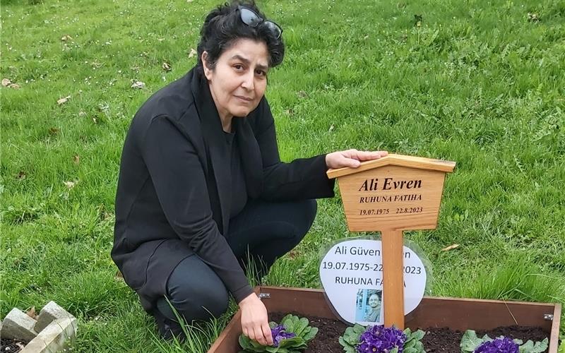Meryem Üge Evren hat das Doppelgrab für sich und ihren Mann teuer erworben. Nunjedoch liegt fälschlicherweise neben Ali Evren eine andere Frau begraben. GB-Foto: gb