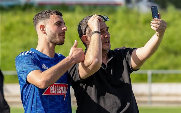 Selfie mit dem Mann des Tages André Simao (links). GB-Foto: Eibner/Karacsony