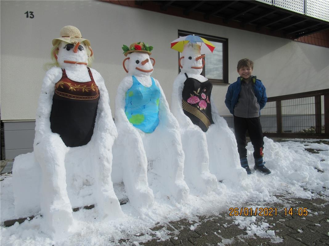  Bernd Benkelmann hat in Entringen drei Schneefrauen im Badeanzug gebaut mit sei...