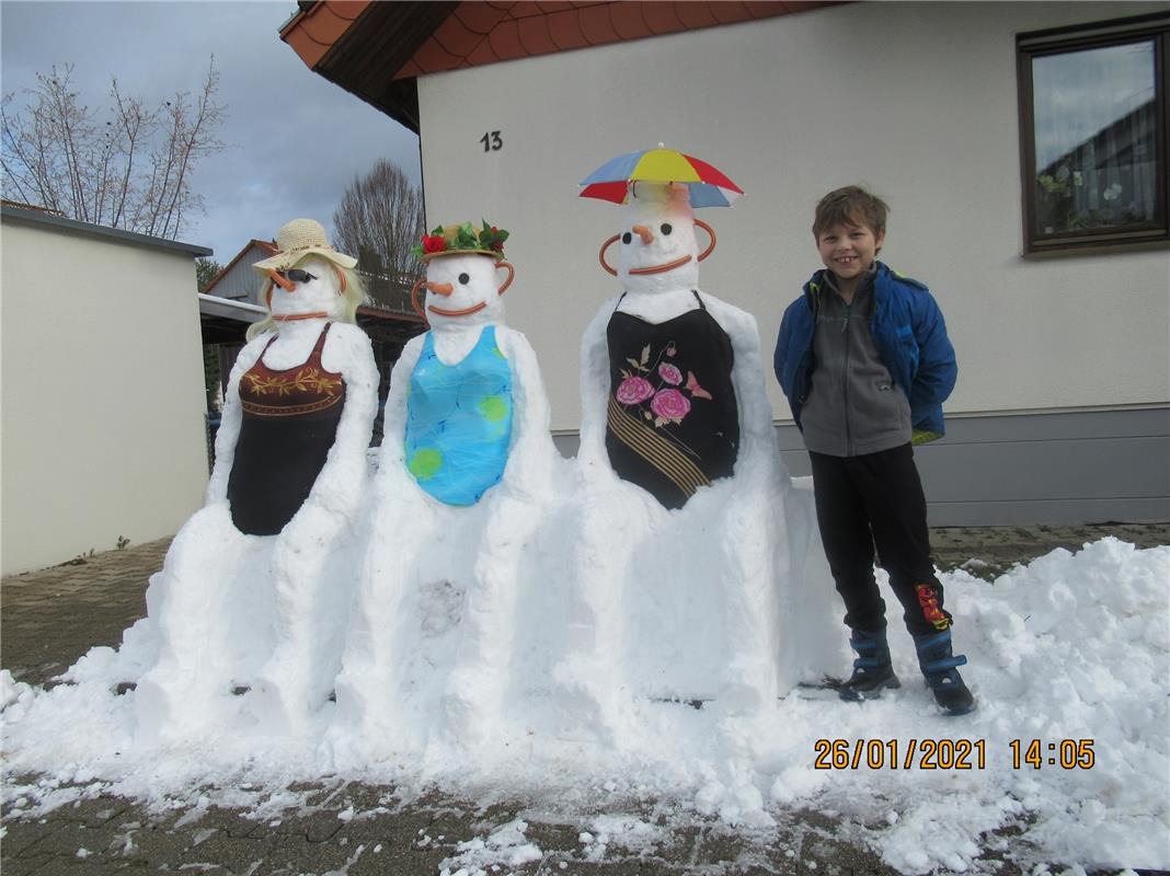  Bernd Benkelmann hat in Entringen drei Schneefrauen im Badeanzug gebaut mit sei...