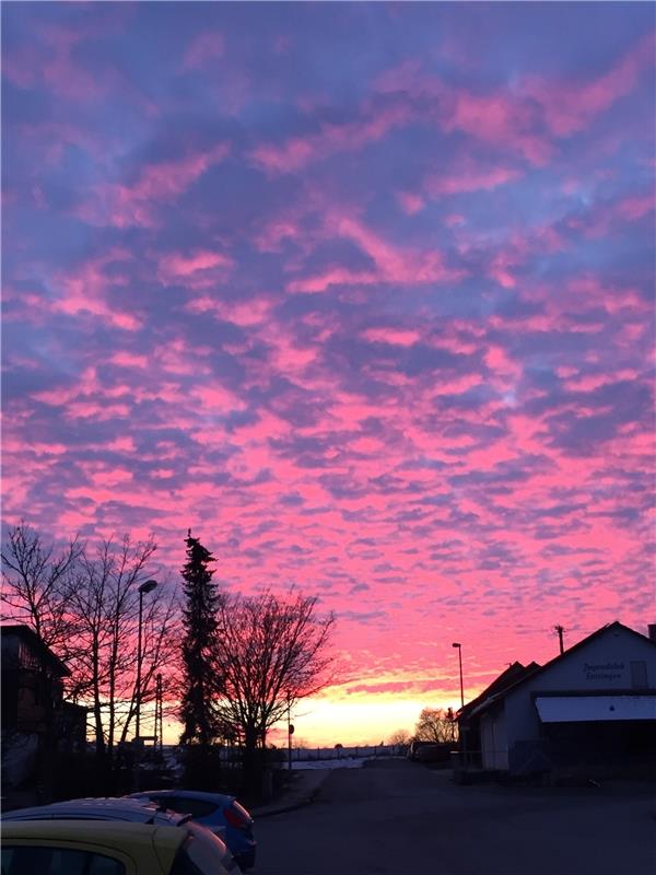  Der Feierabend-Himmel über Entringen erfreut die Herrenbegerin Sigrun Brenner. 