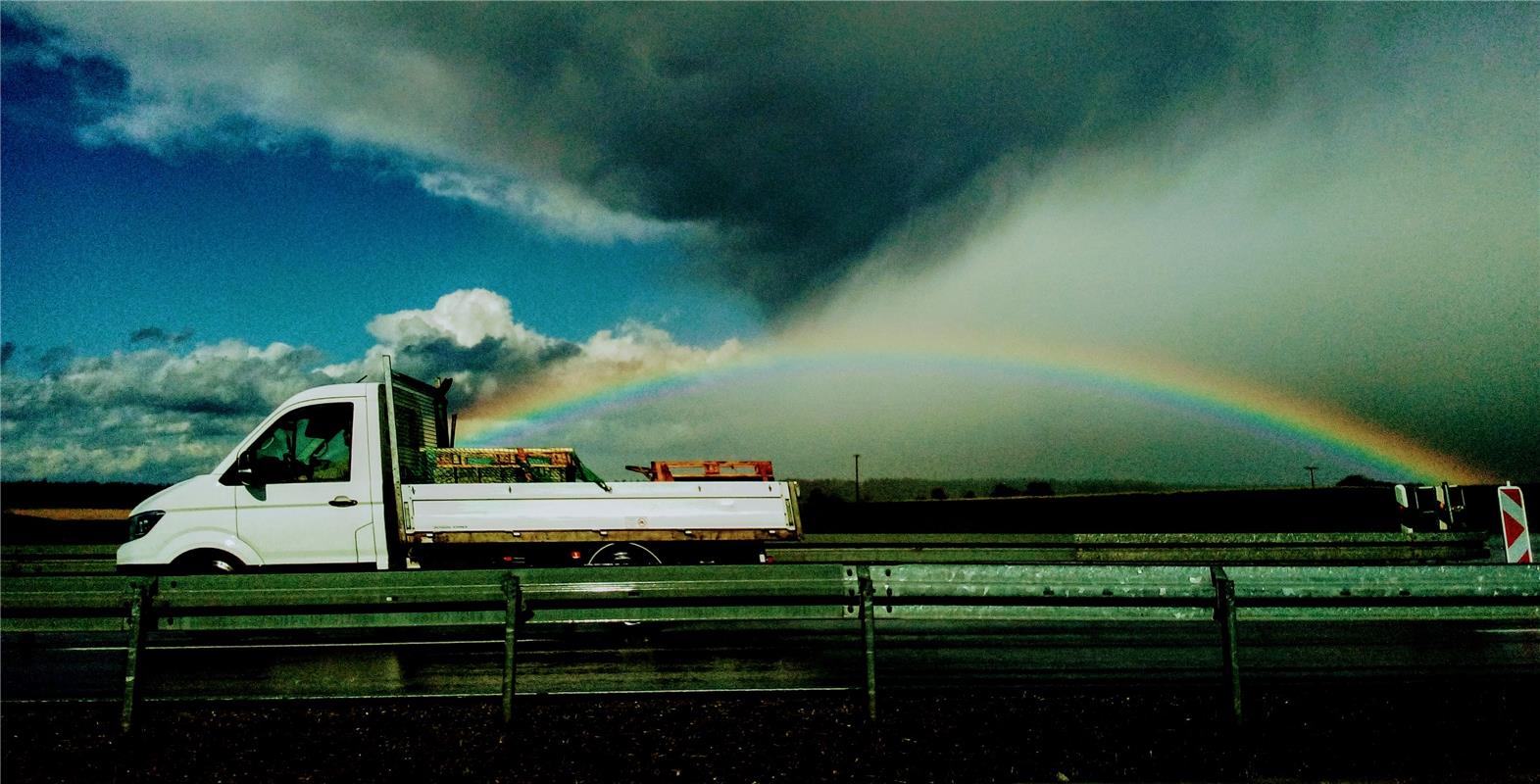  Der Lkw zieht den Regenbogen, wie Anni Kraiß in Deckenpfronn beim Egelsee geseh...