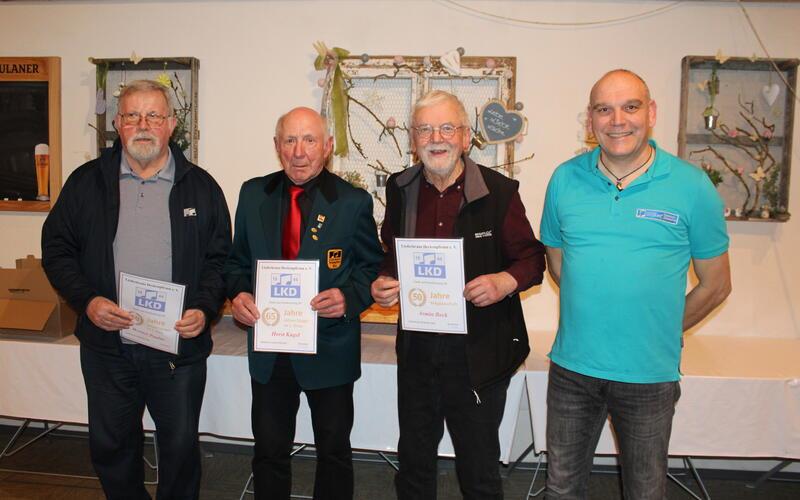  Ehrungen erhielten (von links) Werner Paulus, Horst Kugel, Armin Beck durch den ersten Vorsitzenden Lothar Schneider.