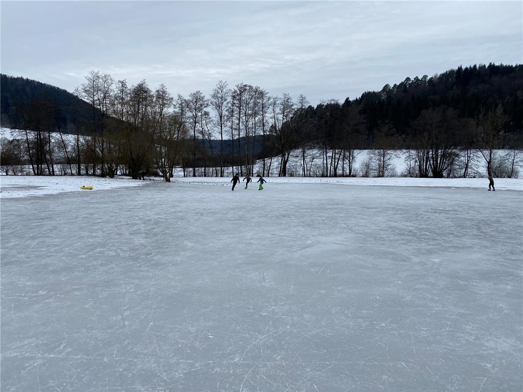  Eisfreuden: Schlittschuhlaufen auf gefrorenen überflutetem Acker bei Haiterbach...