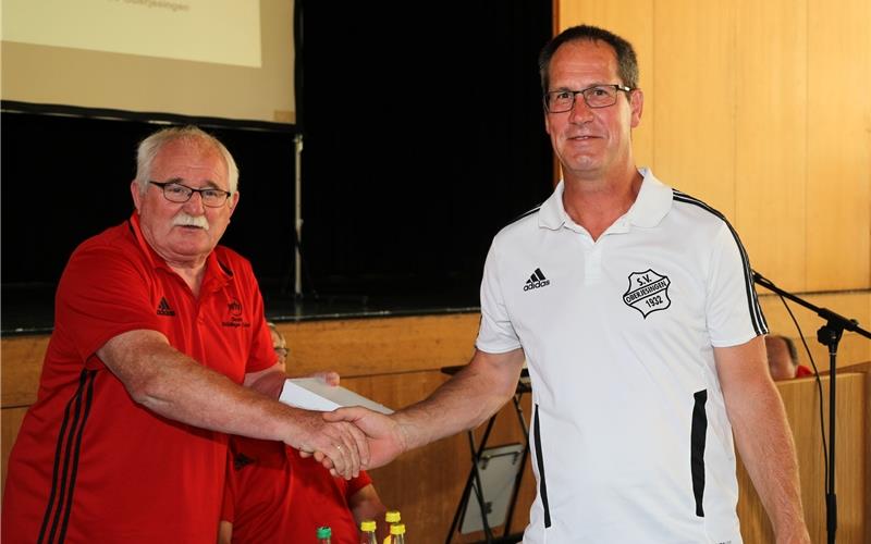  Helmut Dolderer zeichnet SV Oberjesingen (Rolf Österlen) als bester Pokal-Verein der B-Liga aus)