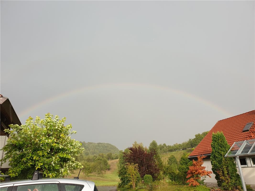  Kayh am Sonntag Abend bei heftigem Gewitter. Ulrike Hätinger ist der Regenbogen...