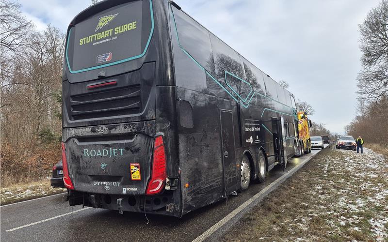 Keine Verletzten: Mannschaftsbus des American Football Teams „Stuttgart Surge“ verunglückt bei Herre