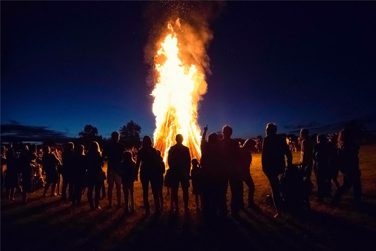 (1) In Feuer und Flammen – eine gelungene wunderschöne Sonnenwendfeier des MVU J...