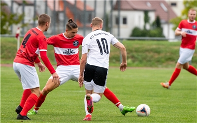 10 Lars Jaeger (FC Gaertringen), 04 Kevin Frick (spvgg Trossingen), GER, Fussball, Landesliga, Spvgg. Trossingen gegen FC Gaertringen, 29.08.2020