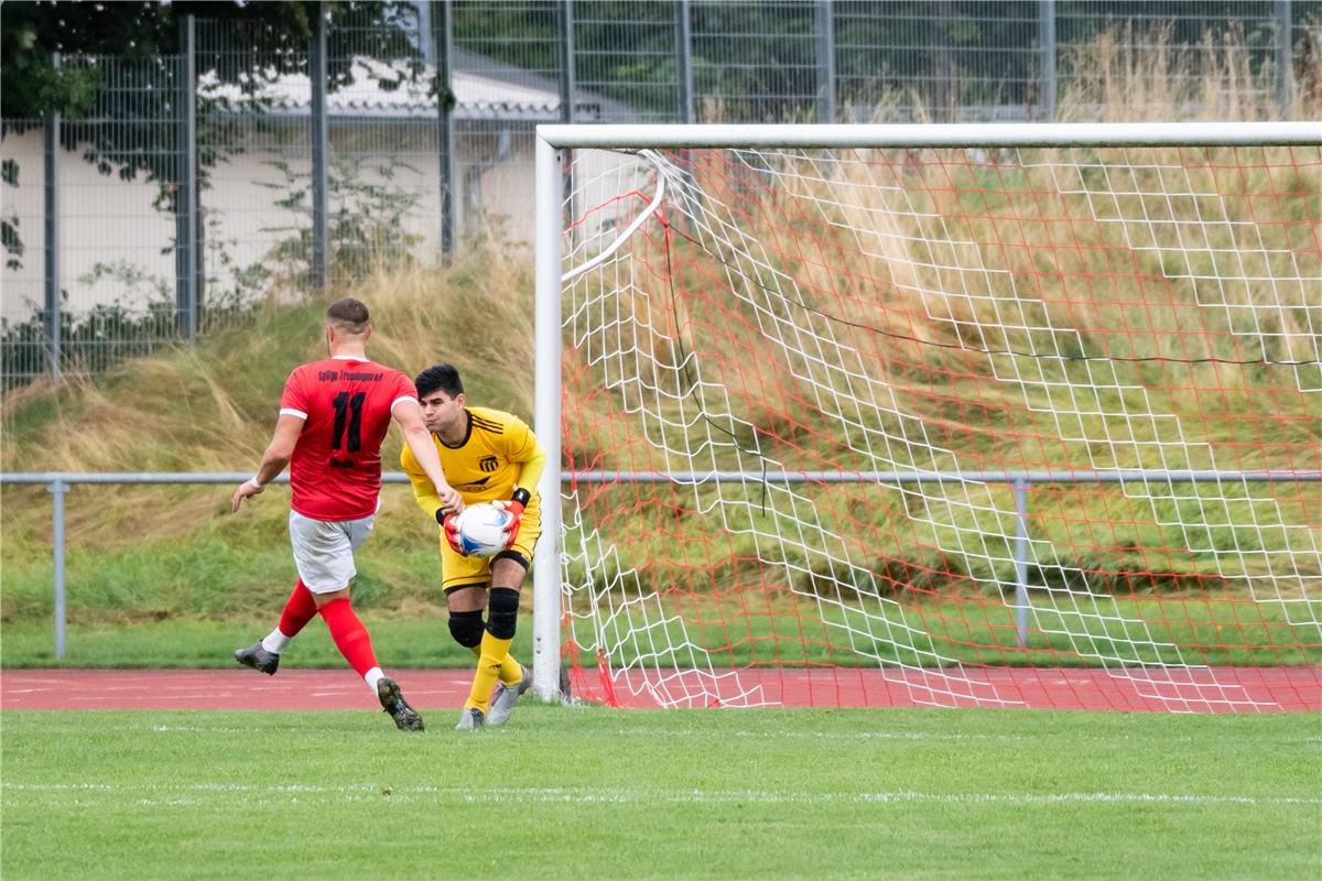 11 Dimitri Stroh (spvgg Trossingen), 01 Halilibrahn Kocak (FC Gaertringen), GER,...