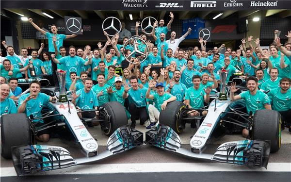 11. November 2018: Beim Großen Preis von Brasilien in der Formel 1 startet Lewis Hamilton von der Pole Position und gewinnt das Rennen, Valtteri Bottas erzielt die schnellste Runde. Mercedes gewinnt in diesem Rennen vorzeitig zum fünften Mal in Folge die Konstrukteurs-Weltmeisterschaft GB-Fotos: gb