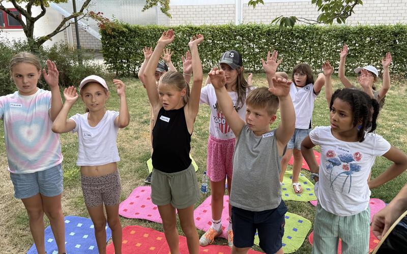 15 Kinder haben rund um das Pfarrhaus ihren Spaß
