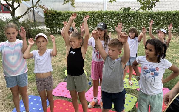 15 Kinder haben rund um das Pfarrhaus ihren Spaß