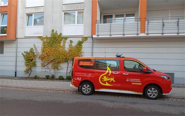 18 Personen wurden aus dem Mehrfamilienhaus gerettet. GB-Foto: gb