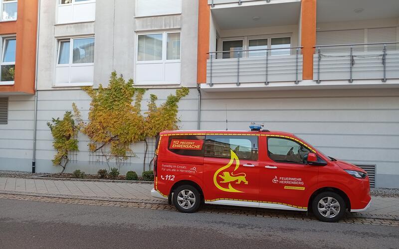 18 Personen wurden aus dem Mehrfamilienhaus gerettet. GB-Foto: gb