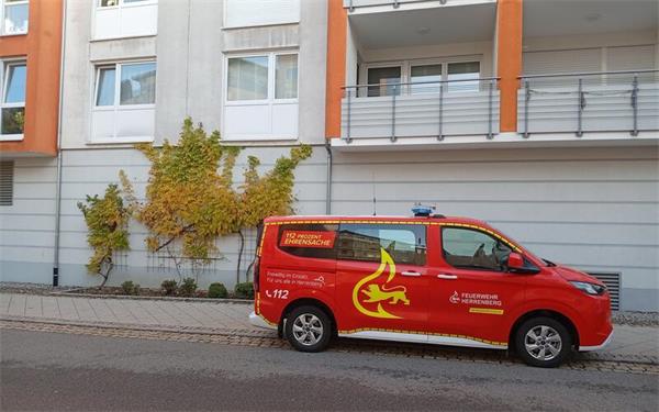18 Personen wurden aus dem Mehrfamilienhaus gerettet. GB-Foto: gb
