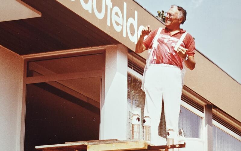 1987 wurde das neue Clubheim erstellt. Gerhard Krautter, damals Erster Vorsitzender, nahm beim Anbringen des Vereinsnamens selbst den Pinsel in die Hand. GB-Foto: gb