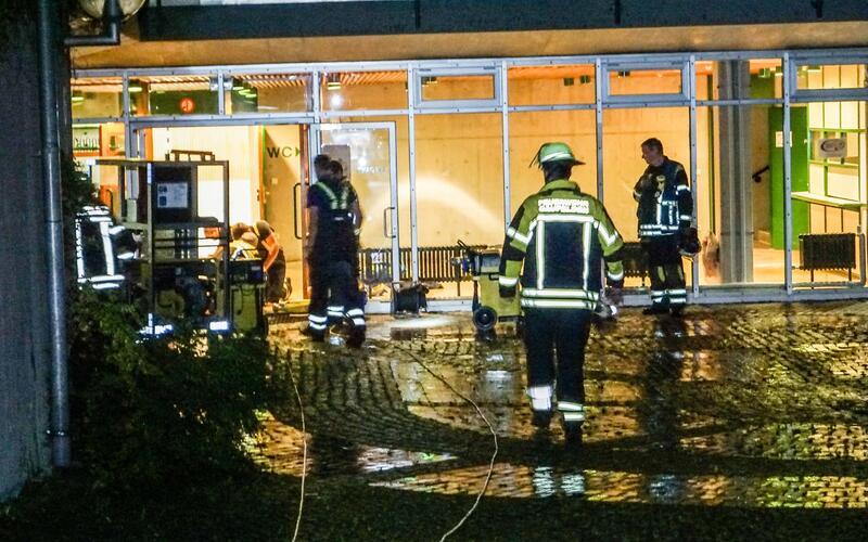 2017 war der Regen einmal stark genug, um sich auf dem Hallendach der Sporthalle in Nebringen zu sammeln und ins Gebäude einzudringen. GB-Foto: SDMG/Dettenmeyer