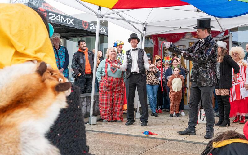 24 Stunden vor seinem Amtsende als Bürgermeister durfte Ingolf Welte (Mitte) noch einen Rathaussturm erleben. GB-Foto: Vecsey