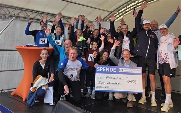 30 Marathons in 30 Tagen für die „Helden des Alltags“: Zielläufer-Bild in Entringen mit Jonas Deichmann (3. von rechts). GB-Foto: gb