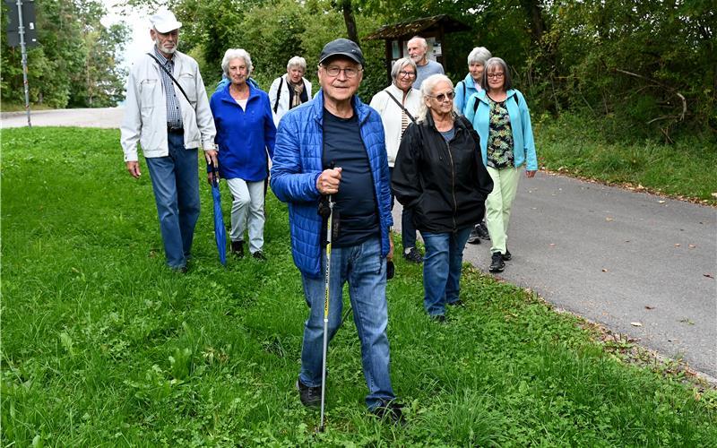 3000-Schritte-Rundgang: Unterwegs mit Horst Sehorsch (vorn).GB-Foto: Holom