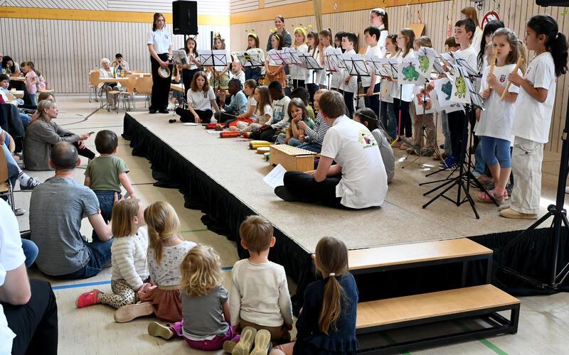 32 Kinder zeigten bei der „Jugendbühne“ des Musikvereins in der August-Leucht-Halle zuletzt, was sie alles gelernt haben. GB-Foto: Holom