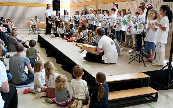 32 Kinder zeigten bei der „Jugendbühne“ des Musikvereins in der August-Leucht-Halle zuletzt, was sie alles gelernt haben. GB-Foto: Holom