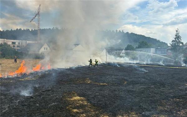 33 Feuerwehrleute waren im Einsatz, um den Brand unter Kontrolle zu bekommen.GB-Foto: Schuld