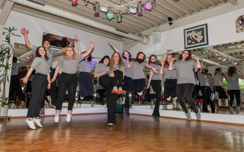 35 Jahre lang gibt es nun das Tanzstudio Grasy. Das muss gefeiert werden: In der Mitte trägt Daniela Grasy ihre Schwiegermutter Theresia Grasy auf Händen. GB-Foto: Vecsey