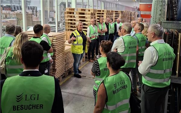 36 Unternehmer der IHK-Bezirkskammer Böblingen besichtigten die LGI Logistics Group in Herrenberg. GB-Foto: gb
