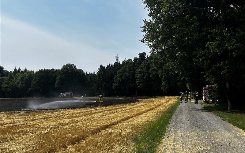 Großeinsatz der Feuerwehren: Mehrere Felder geraten bei Öschelbronn in Brand 40 Einsatzkräfte waren vor Ort. GB-Foto: Feuerwehr Gäufeldcen