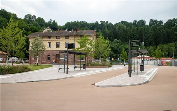 4200 Tonnen Asphalt wurden für den neuen Bahnhofsvorplatz verbaut. GB-Foto: Geisel