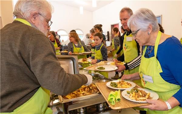 46 Helfer am Tag werden für die vierte Herrenberger Vesperkirche benötigt, denn zusätzlich zur Essensausgabe sind die Ehrenamtlichen diesmal auch für den Fahrdienst ins katholische Gemeindezentrum St. Martin gefragt. GB-Foto (Archiv): Vecsey