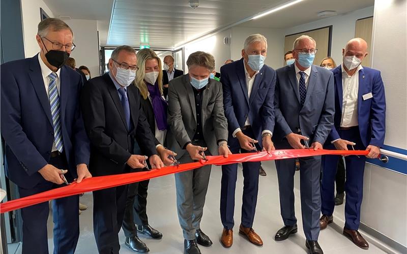 50 Millionen Euro wurden in das neue Bettenhaus des Nagolder Krankenhauses investiert – jetzt wurde die Einweihung mit Minister Manfred Lucha (Vierter von links) gefeiert GB-Foto: Priestersbach