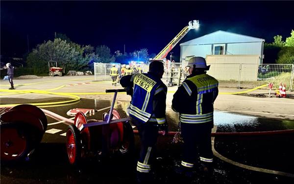 60 Feuerwehrleute sind vor Ort. GB-Foto: SDMG/Dettenmeyer