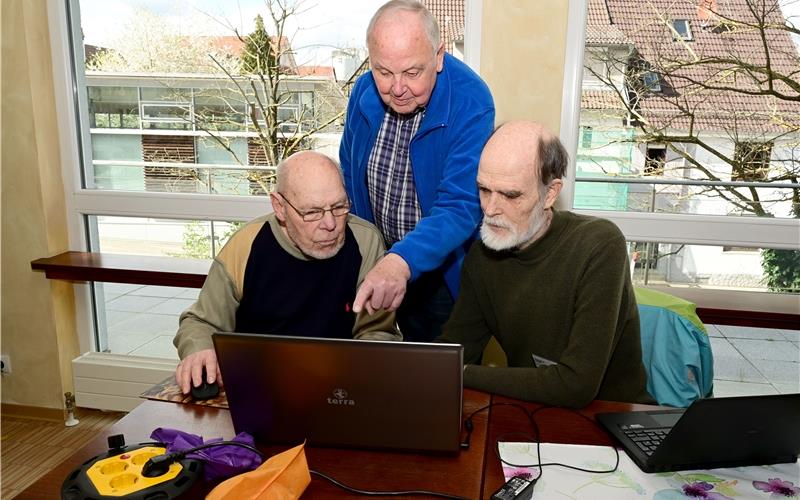 60 Jahre lang hatte Wilfried Gietmann (stehend) mit Computern zu tun. Foto: Holom