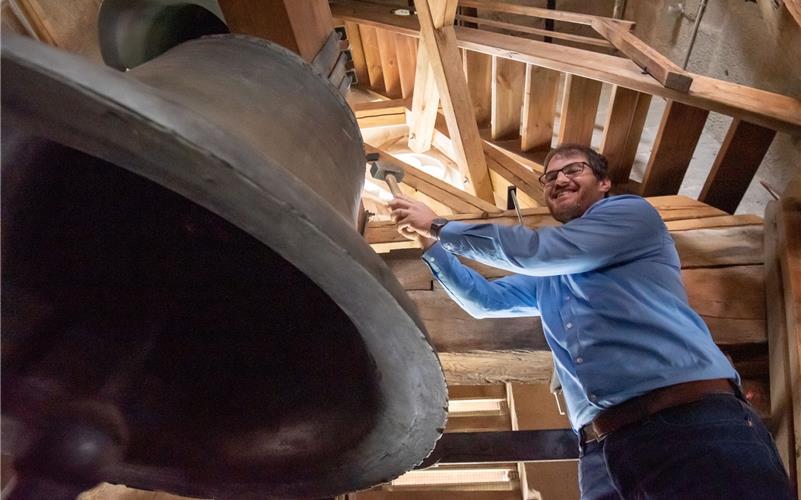 700 Jahre ist die Ave-Maria-Glocke der Michaelskirche alt, die Johannes Bauer hier im Bild von Hand läutet. GB-Foto: Vecsey