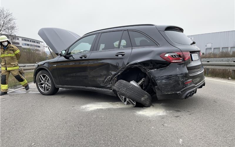 90000 Euro Sachschaden nach Unfall auf der B464