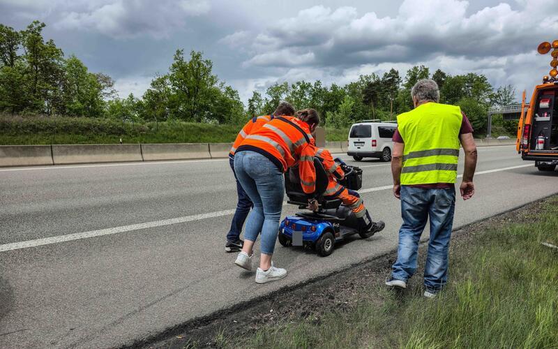 93-Jähriger biegt mit Seniorenmobil versehentlich auf die A81 ab