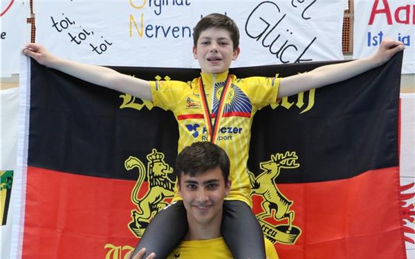 Aaron Klär auf den Schultern von Öschelbronns Elite-Fahrer Simeon Hufen (linkes Bild). Kendra Hofmann lässt sich von ihrem Vater durch die Halle tragen. GB-Fotos: Schwarz
