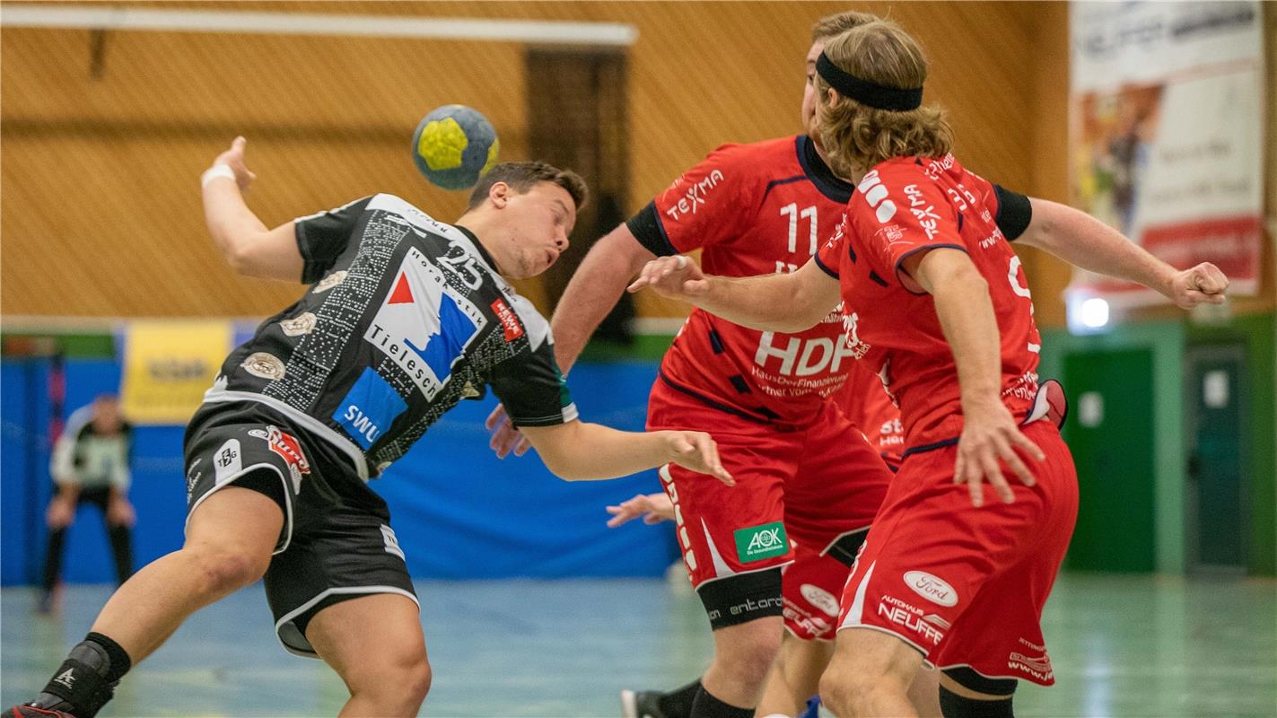 Aaron Mayer (TSG Soeflingen #25), Finn Boehm (SG H2Ku Herrenberg #11) und Yannik...