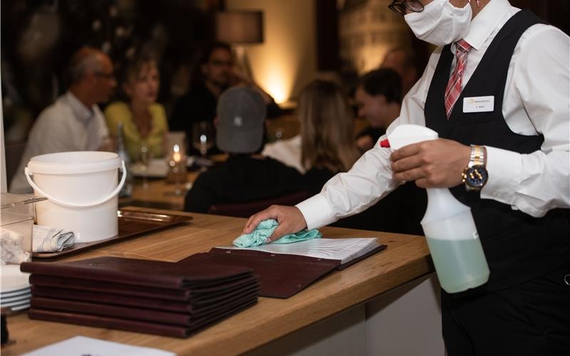 Gastronomie darf ab Montag bis 1 Uhr bewirten Ab Montag dürfen Gastronomen im Kreis Böblingen ihre Gäste wieder bis 1 Uhr bewirten GB-Foto (Archiv): Schmidt