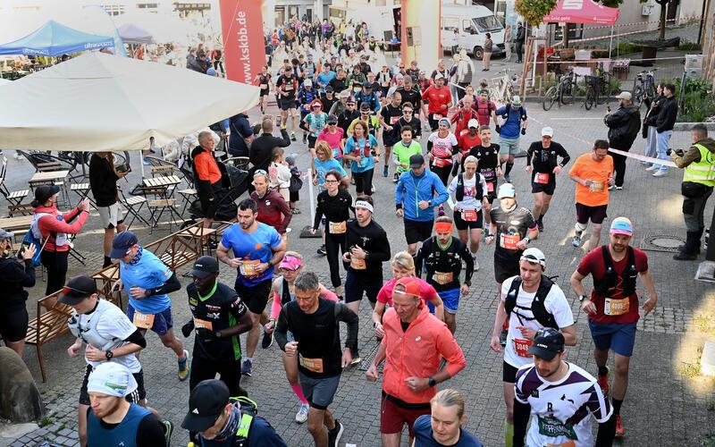Ab geht die Post: Start der Lauf-Wettbewerbe auf dem Herrenberger Marktplatz. GB-Foto: Holom