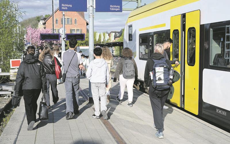 Ab kommenden Freitag wird die Ammertalbahn – hier einer der Züge am Bahnsteig in Herrenberg – wegen Instandhaltungs- und Bauarbeiten für eine Woche gesperrt.Foto (Archiv): Holom